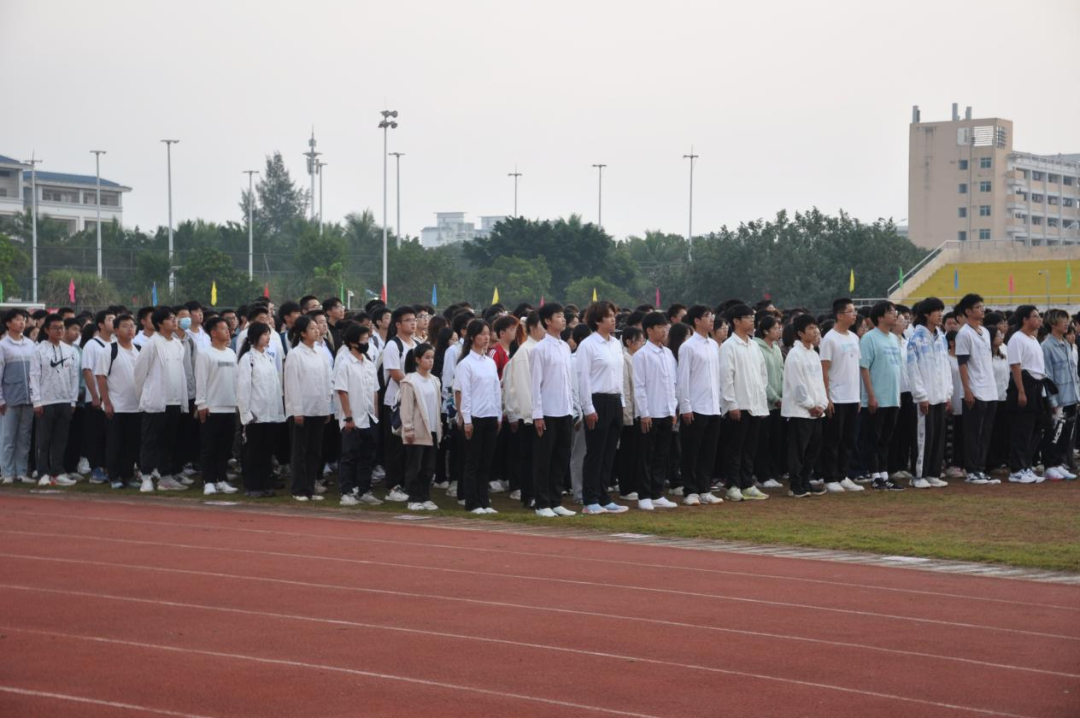 我院举行升旗仪式