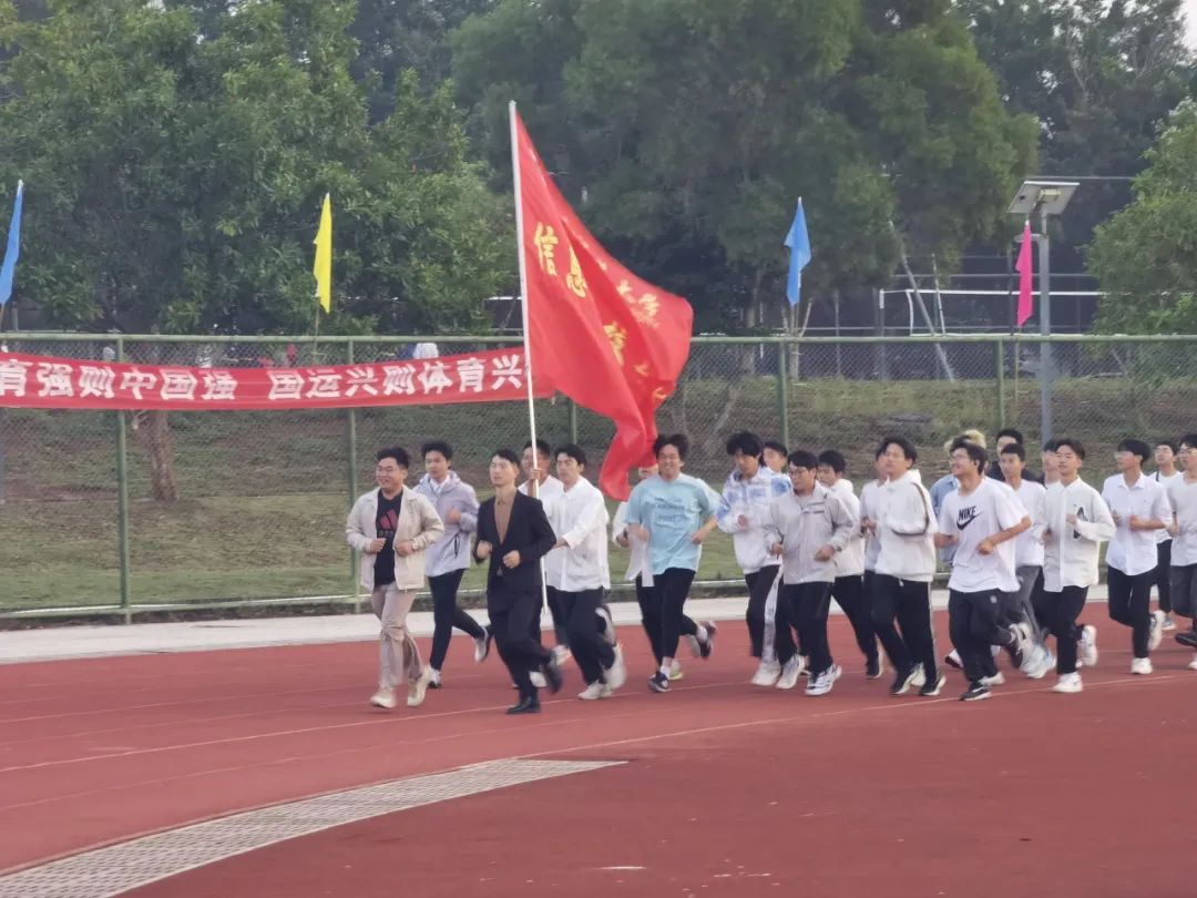 我院举行升旗仪式