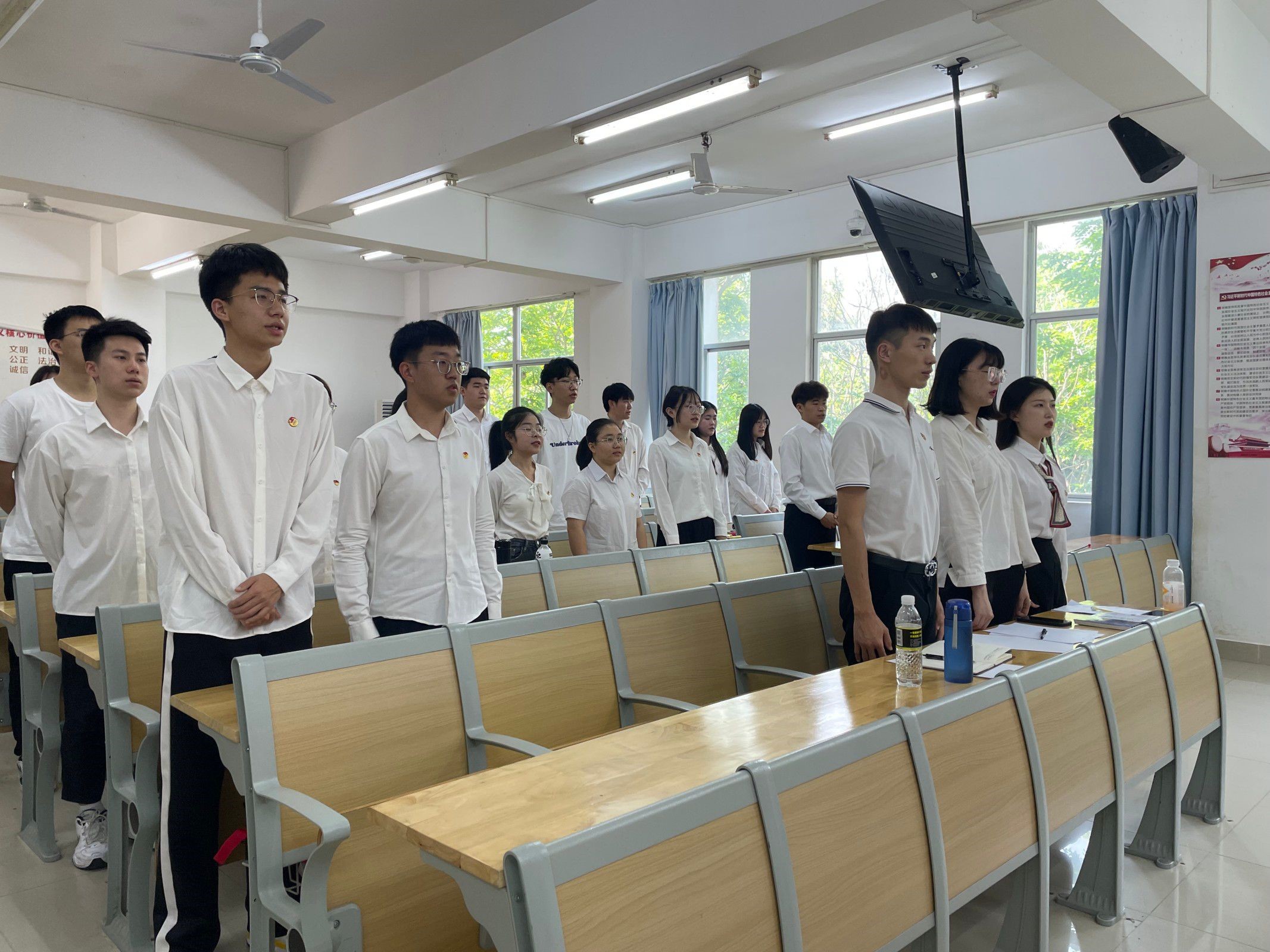 我院本科生党支部召开预备党员转正大会