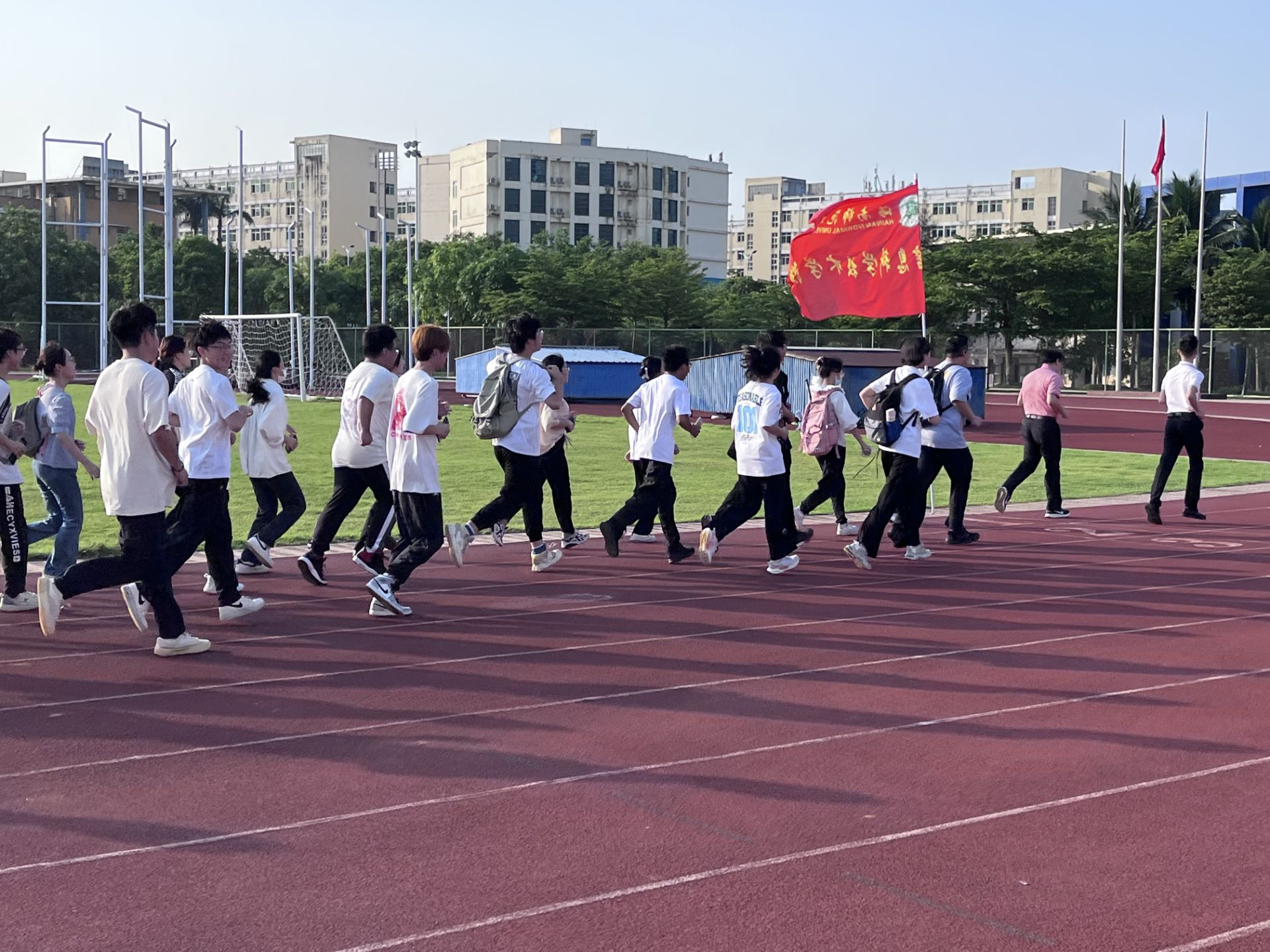 ”谱写生命之歌，弘扬爱国精神“海南师范大学信息科学技术学院升旗仪式