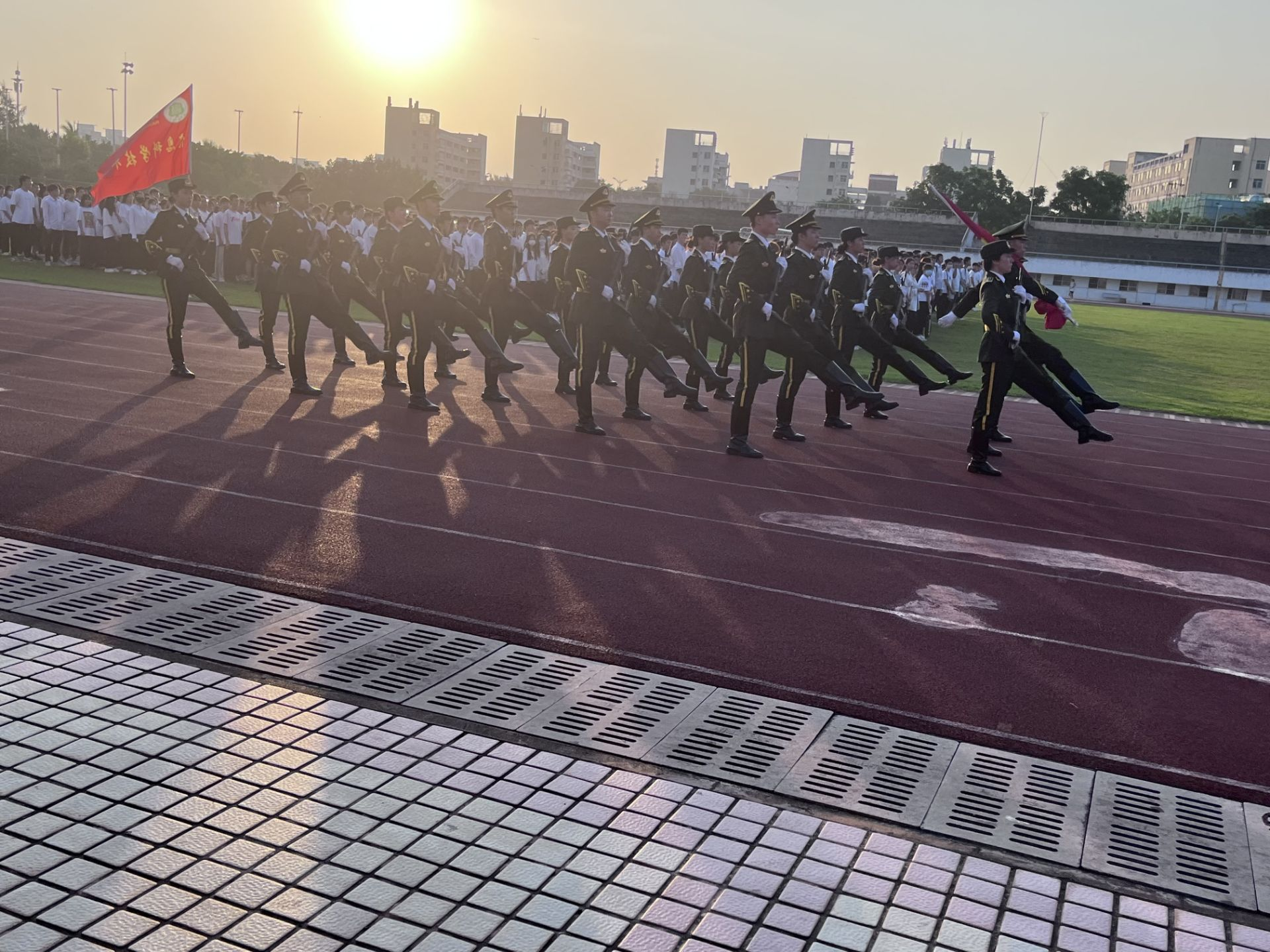 ”谱写生命之歌，弘扬爱国精神“海南师范大学信息科学技术学院升旗仪式